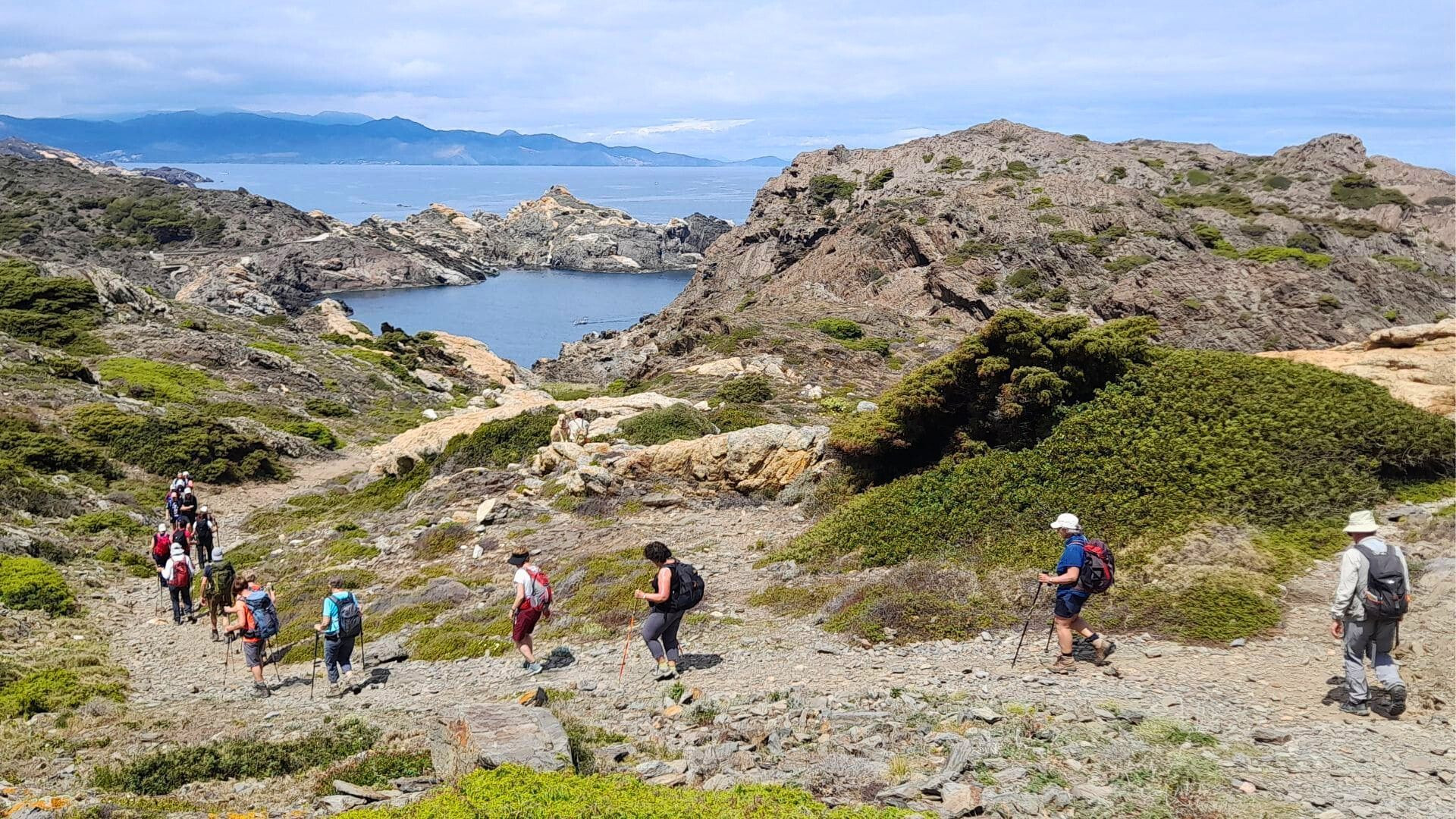 Wanderer auf dem Küstenpfad des Cap de Creus bei Cadaqués - Spanien