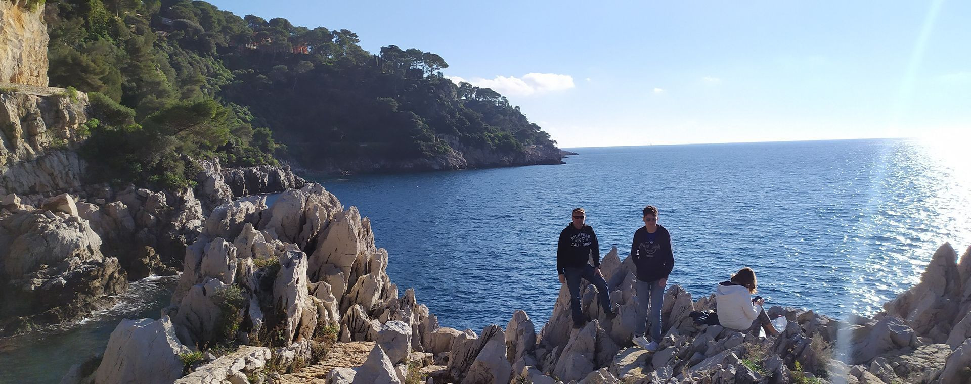 Wanderer auf den Küstenfelsen bei Menton - Côte d'Azur - Frankreich