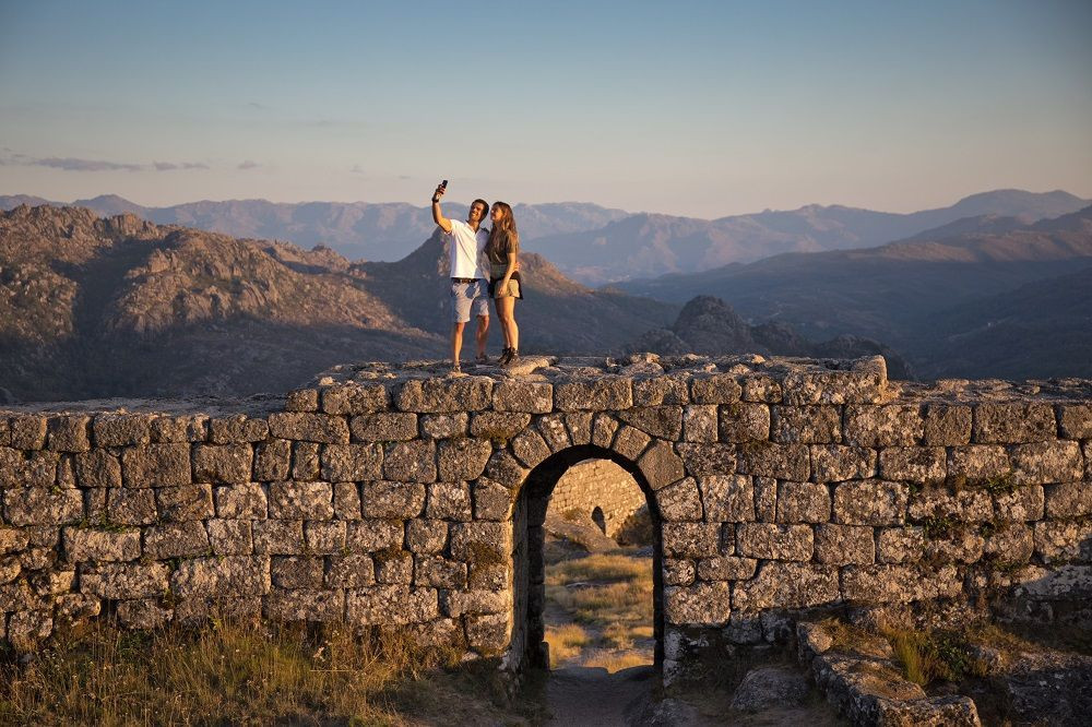 © Authentic Trails Wanderer auf Ruinen - Nationalpark Peneda-Gerês - Portugal