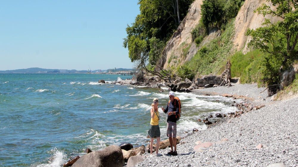 Wanderer am Kieselstrand unter den Klippen - Insel Rügen - Ostsee - Deutschland