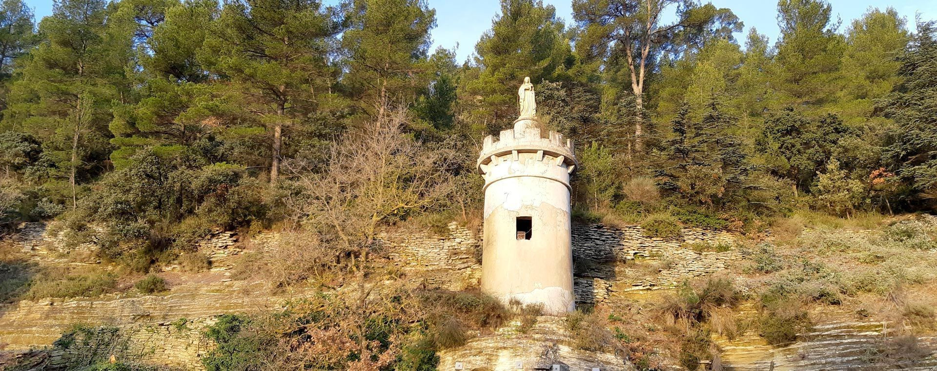 Steinturm im Wald - Luberon - Provence - Frankreich