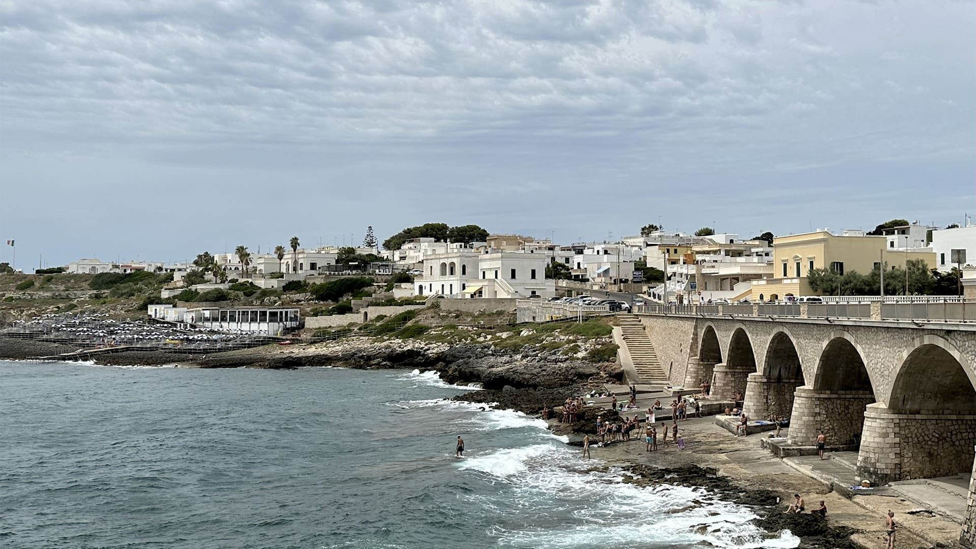 © Frank David Historische Brücke am Meer - Apulien - Italien