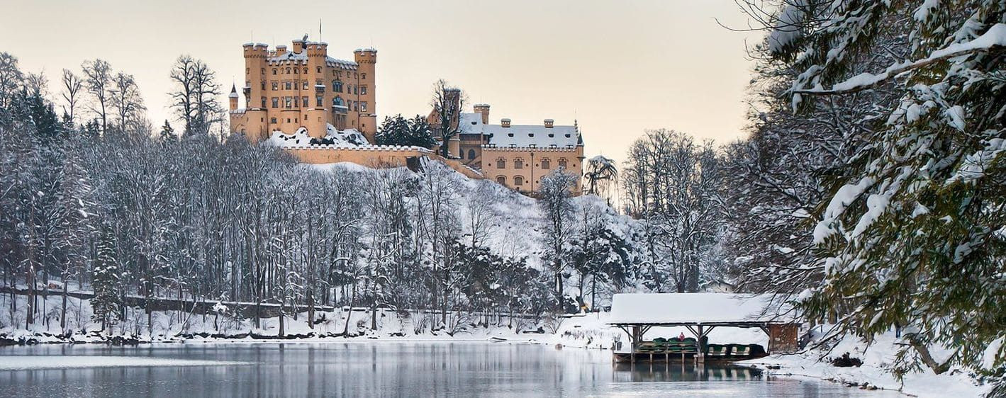 Schloss Hohenschwangau und Alpsee im Winter - Bayern - Deutschland