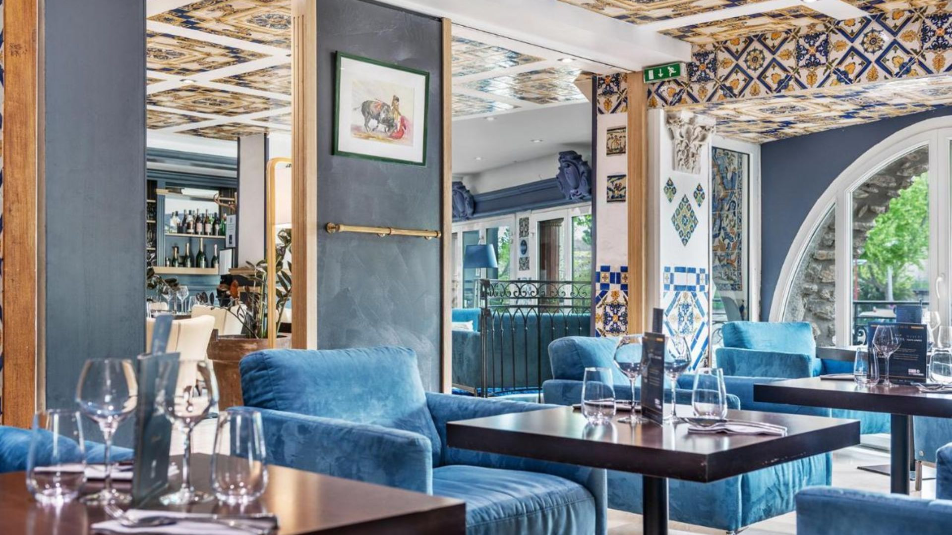 Restaurant und Aufenthaltsraum mit blauen Sesseln und bemalter Decke - Hôtel La Frégate - Frankreich