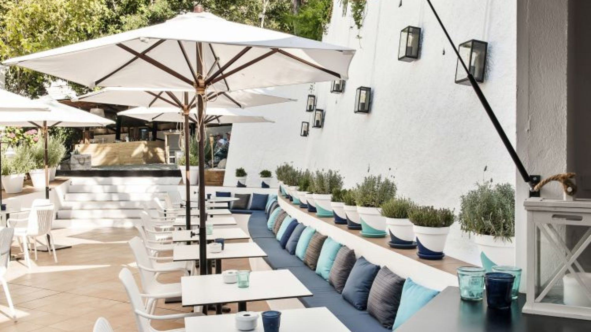 Schattige Hotelterrasse mit Sonnenschirmen - Hotel La Goleta - Frankreich