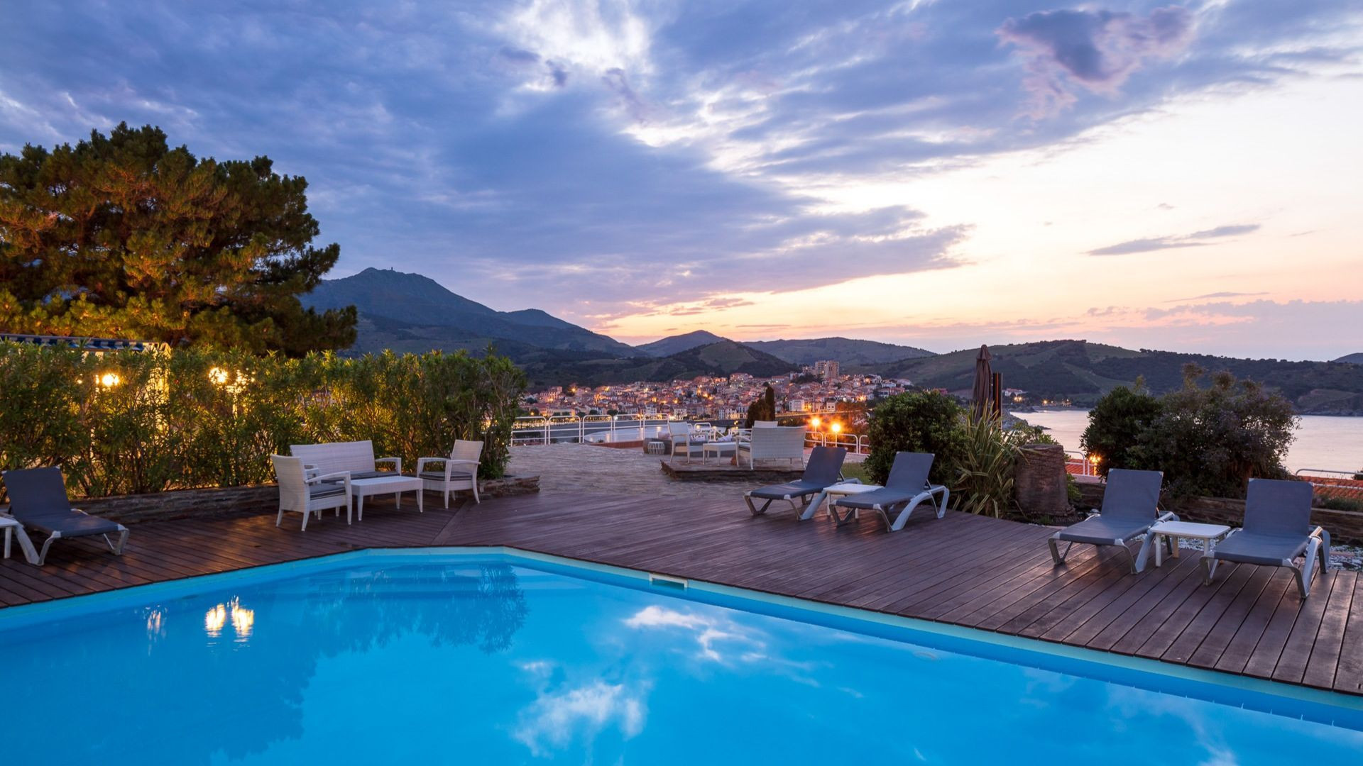 Hotelpool in der Abenddämmerung mit Blick auf die Bucht - Banyuls-sur-Mer - Côte Vermeille - Frankreich