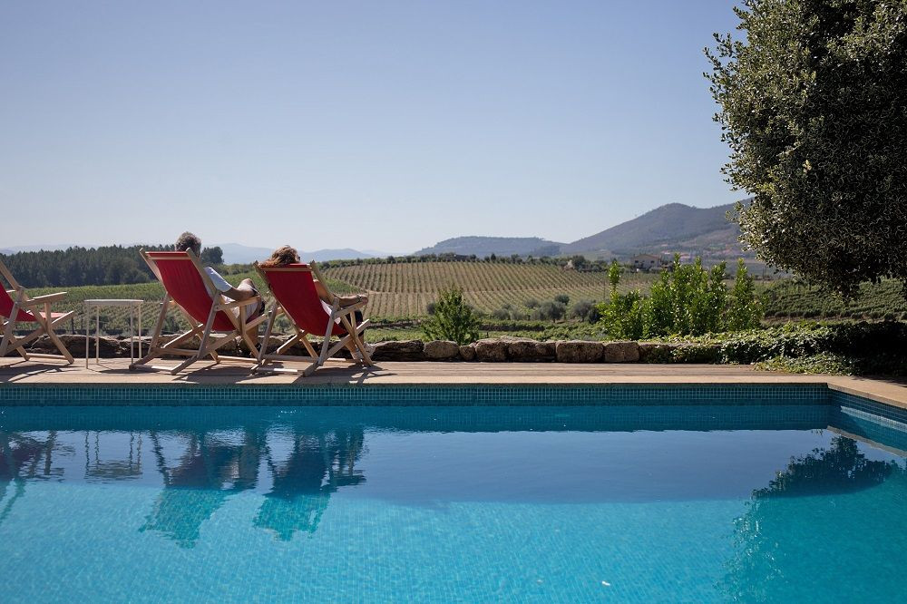 © Authentic Trails Hotelpool mit Blick auf die Weinberge im Dourotal - Portugal
