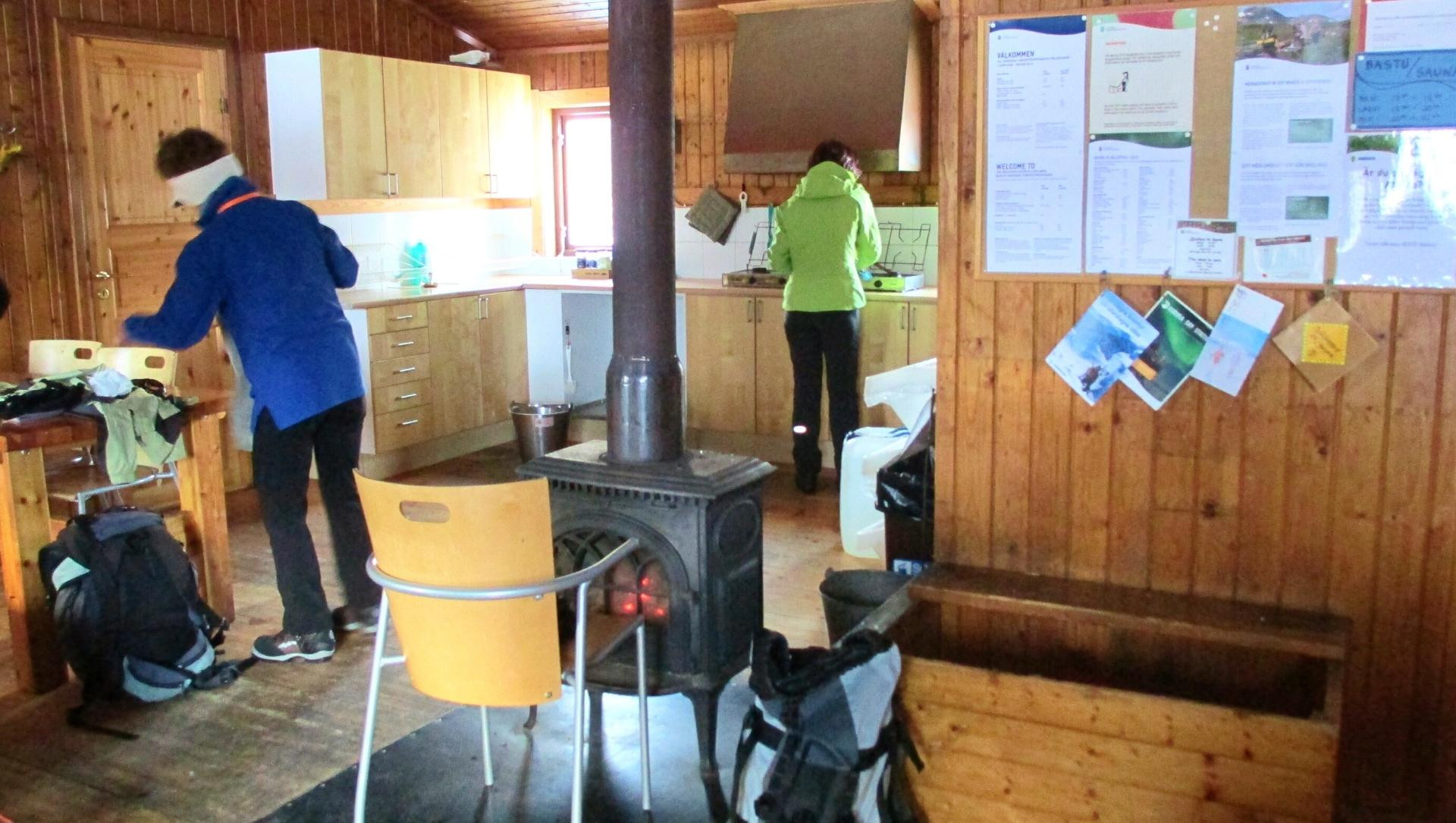 Gemütliche Innenansicht einer Hütte am Kungsleden - Schweden
