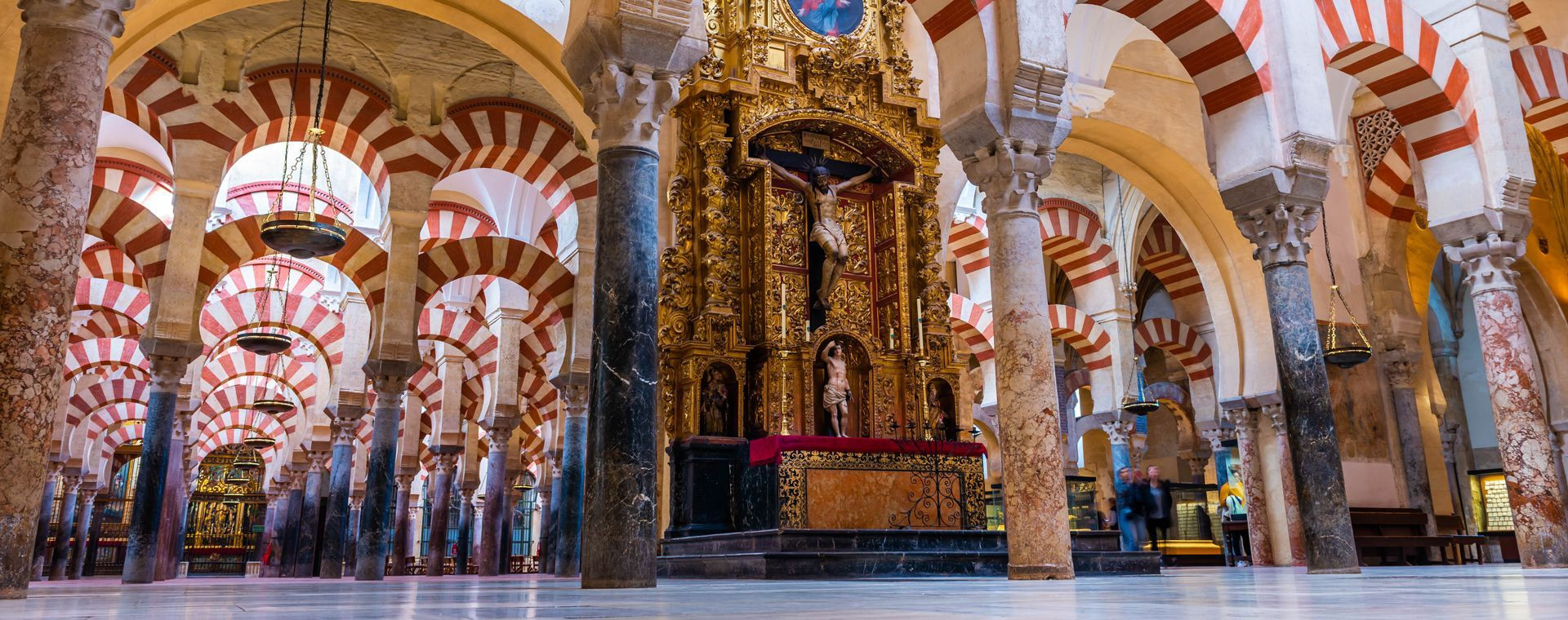 Innenraum der Moschee-Kathedrale mit zweifarbigen Bögen - Córdoba - Andalusien - Spanien