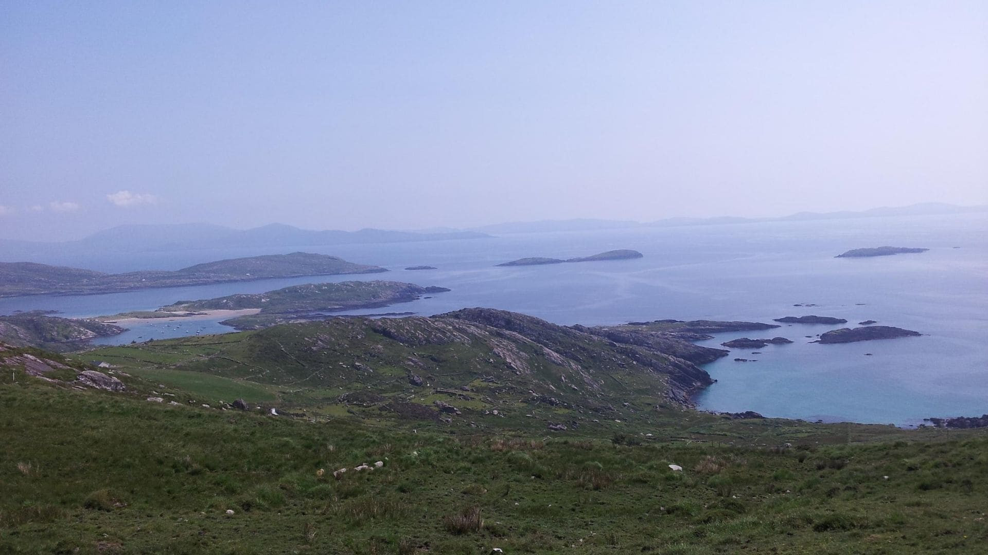 Küste mit Inseln und türkisfarbenen Buchten - Ring of Kerry - Irland