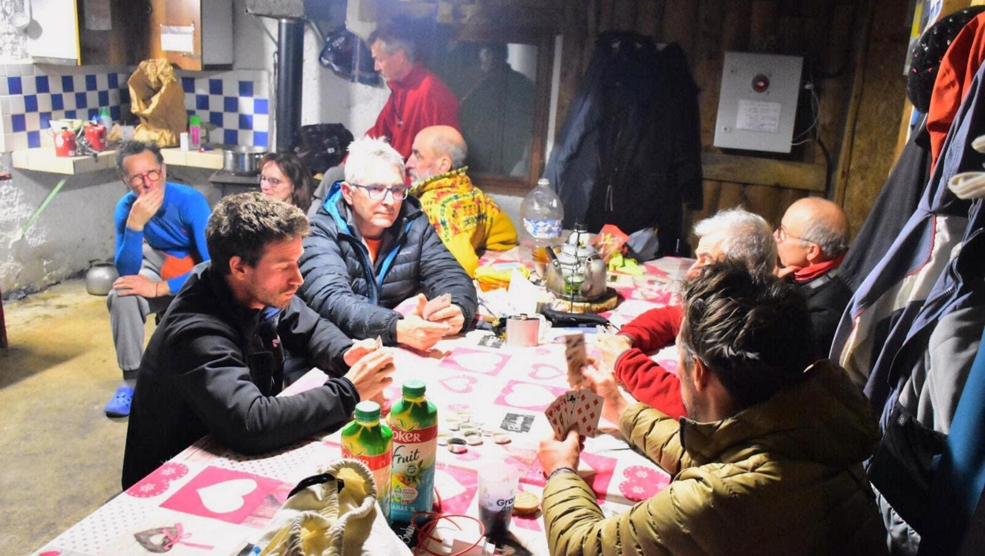 Gruppe spielt Karten in einer Berghütte - Vercors - Frankreich