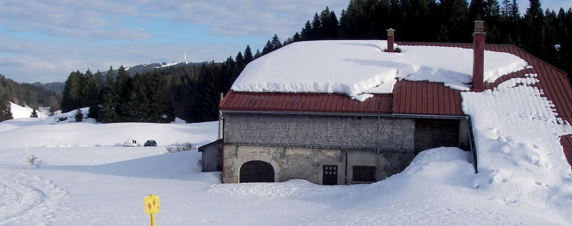Ferme comtoise enneigée en hiver - Massif du Jura - France