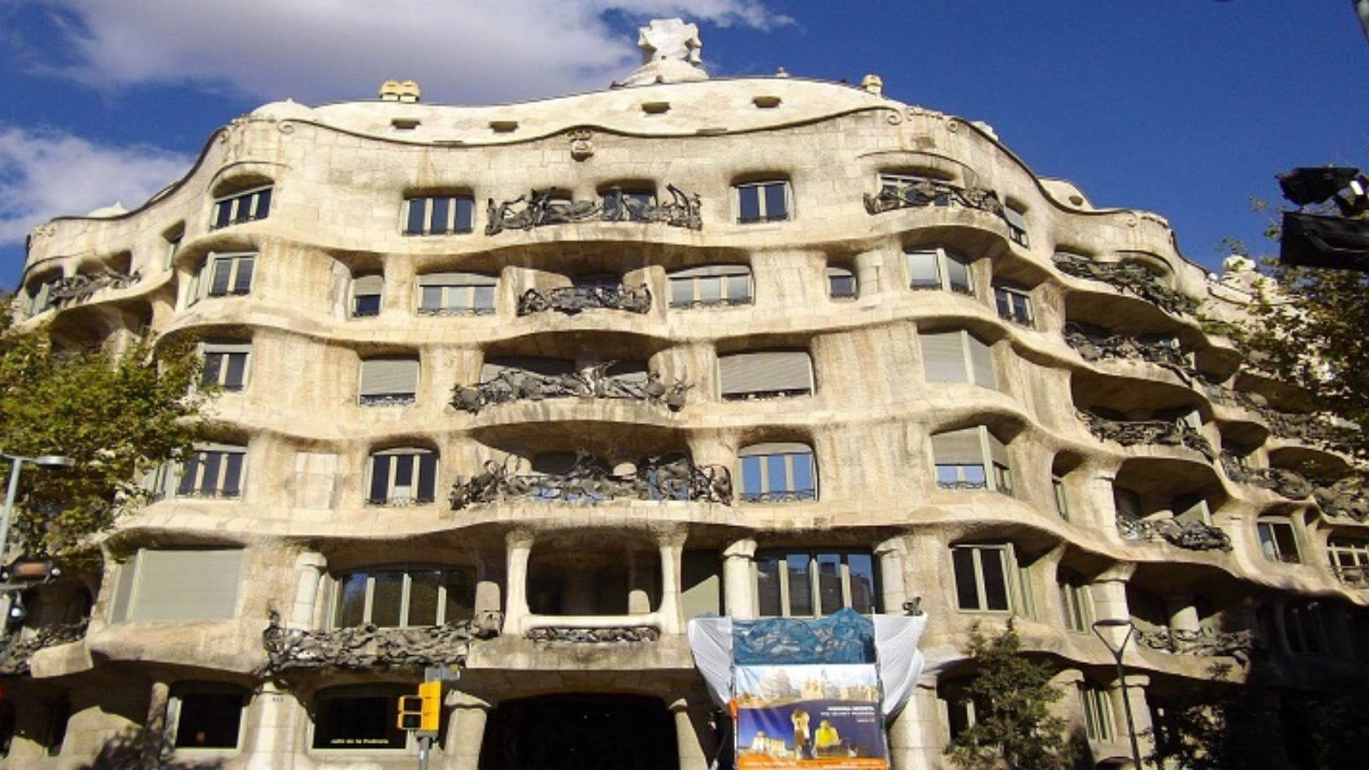 Fassade der Casa Milà von Gaudí - Barcelona - Spanien