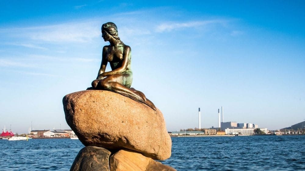 Die Statue der Kleinen Meerjungfrau am Wasser - Kopenhagen - Dänemark
