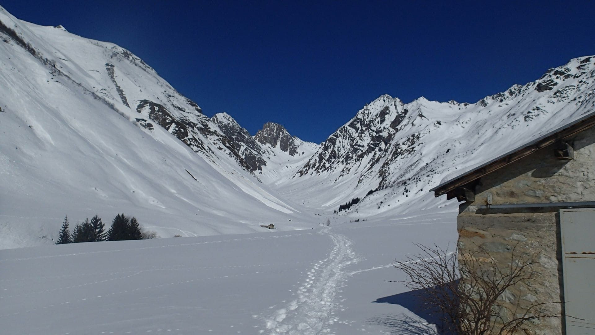Verschneites Tal unter den Gipfeln - Forand-Tal - Alpen