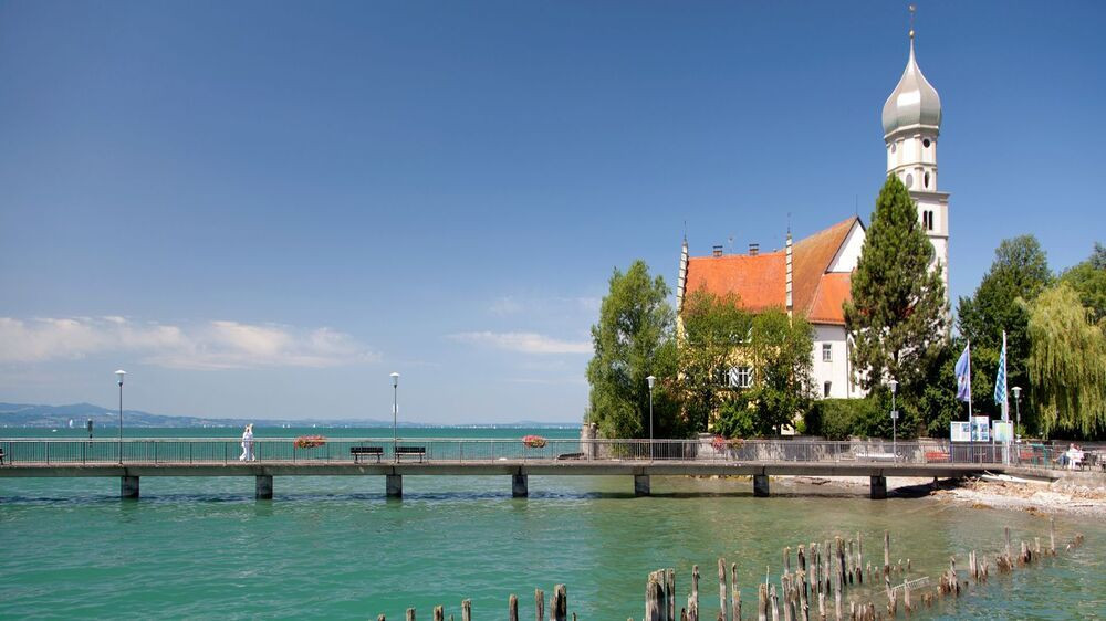 Kirche und Anleger in Wasserburg - Bodensee - Deutschland