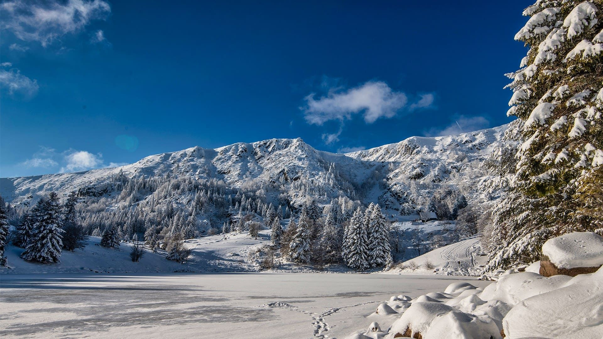 Lac de la Truite gelé sous la neige - Belledonne - Isère, France
