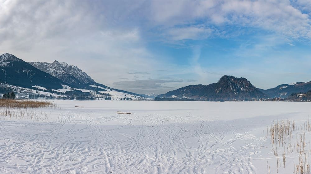 Im Winter zugefrorener Walchsee und verschneite Berge - Tirol - Österreich