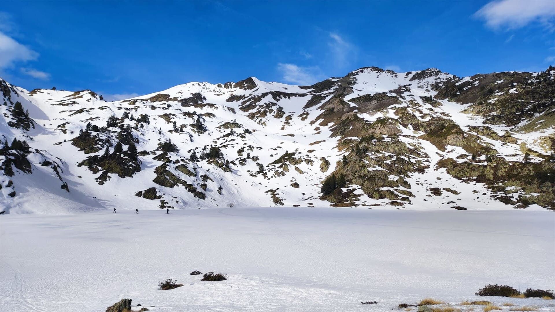 See und Schneeschuhe in den Pyrenäen - Encantats - Spanien