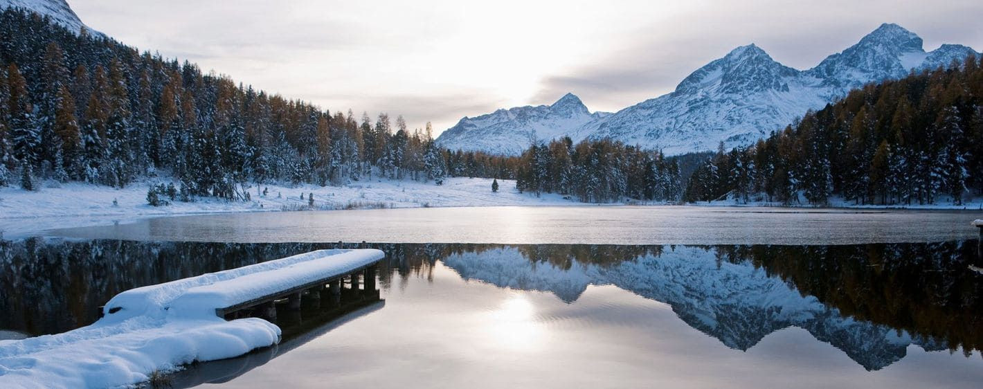 Im Winter zugefrorener Stazersee nahe St. Moritz - Oberengadin - Schweiz