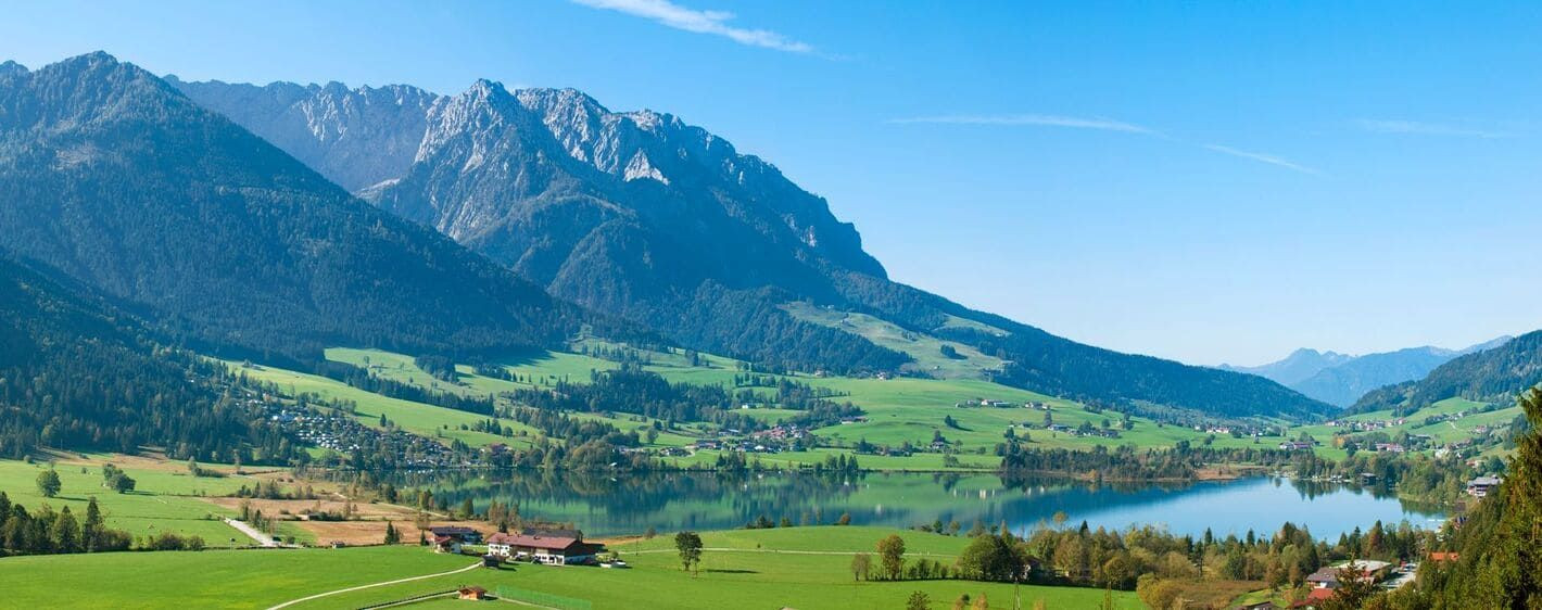 Walchsee und Wiesen am Fuß des Kaisergebirges - Tirol - Österreich