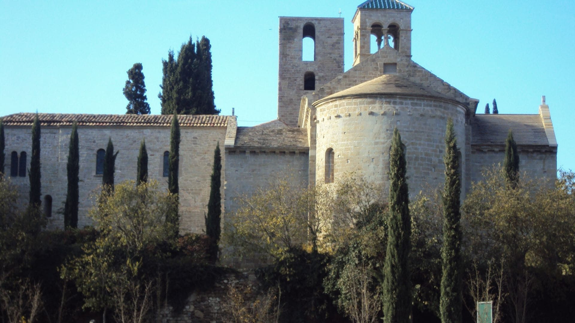 Romanisches Kloster Sant Benet de Bages und Zypressen - Katalonien - Spanien