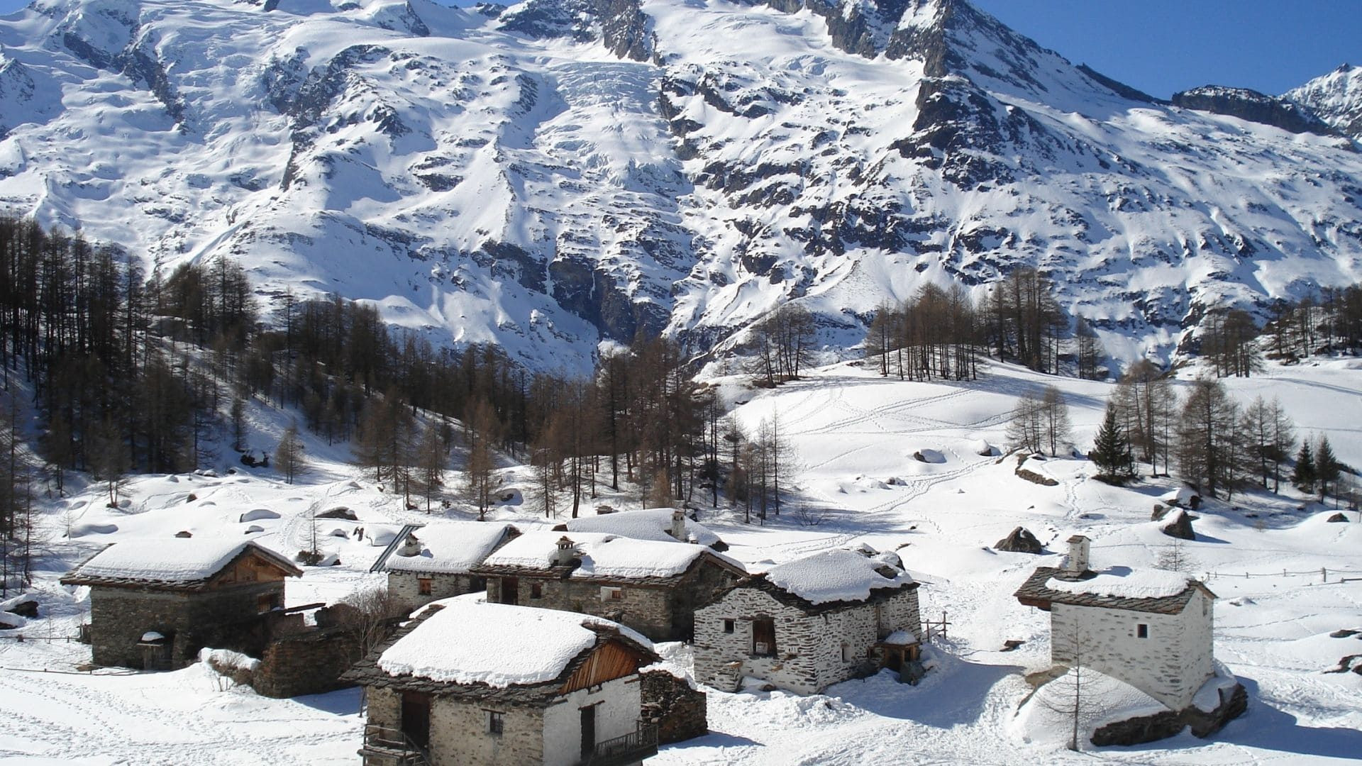 Verschneiter Weiler Le Monal - Sainte-Foy-Tarentaise - Savoyen - Frankreich