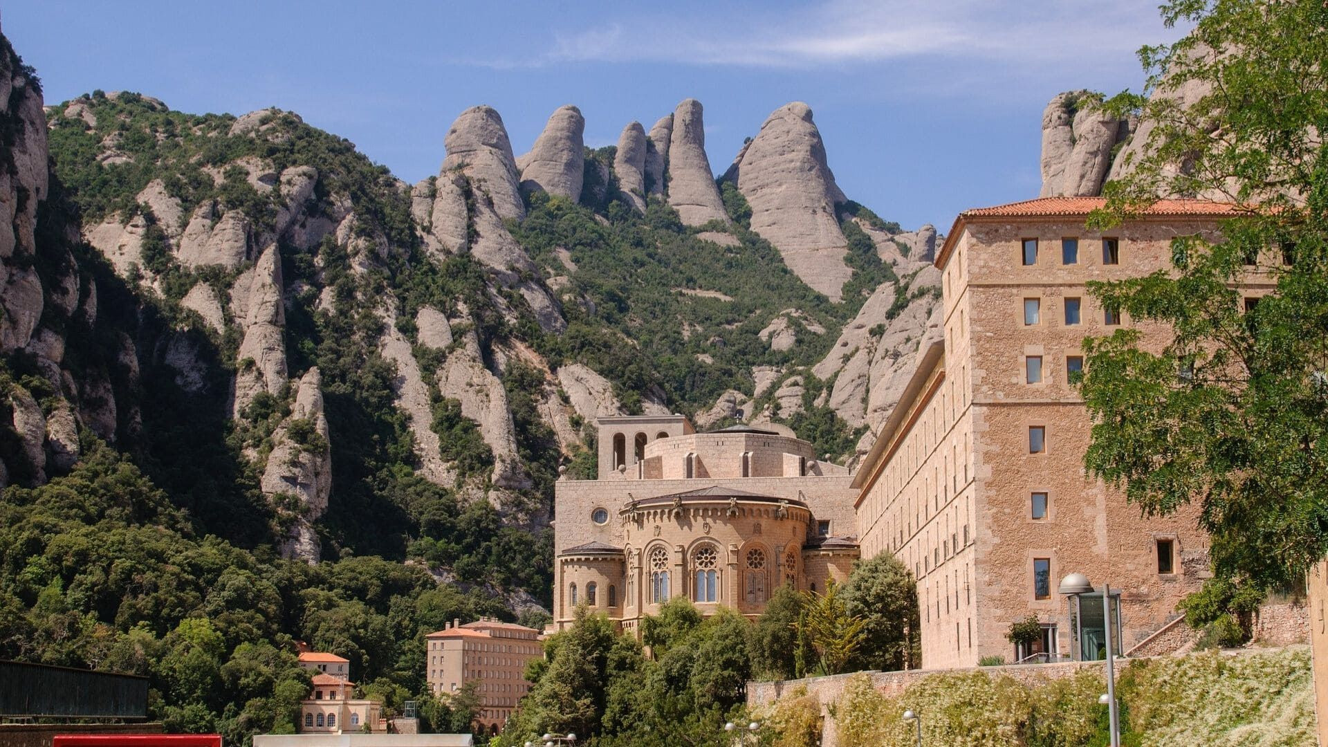 Kloster Montserrat unterhalb der Felsspitzen - Katalonien - Spanien