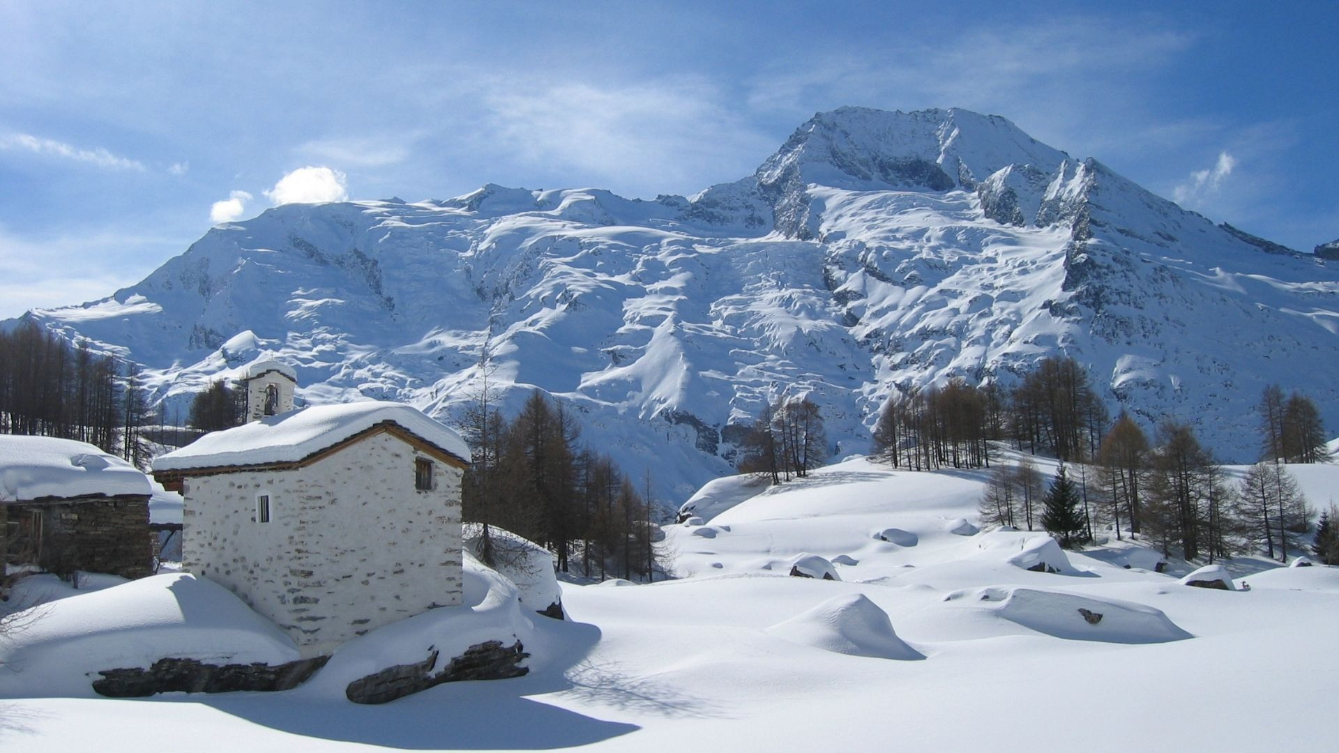 Verschneiter Mont Pourri über dem Weiler Le Monal - Savoyen - Frankreich
