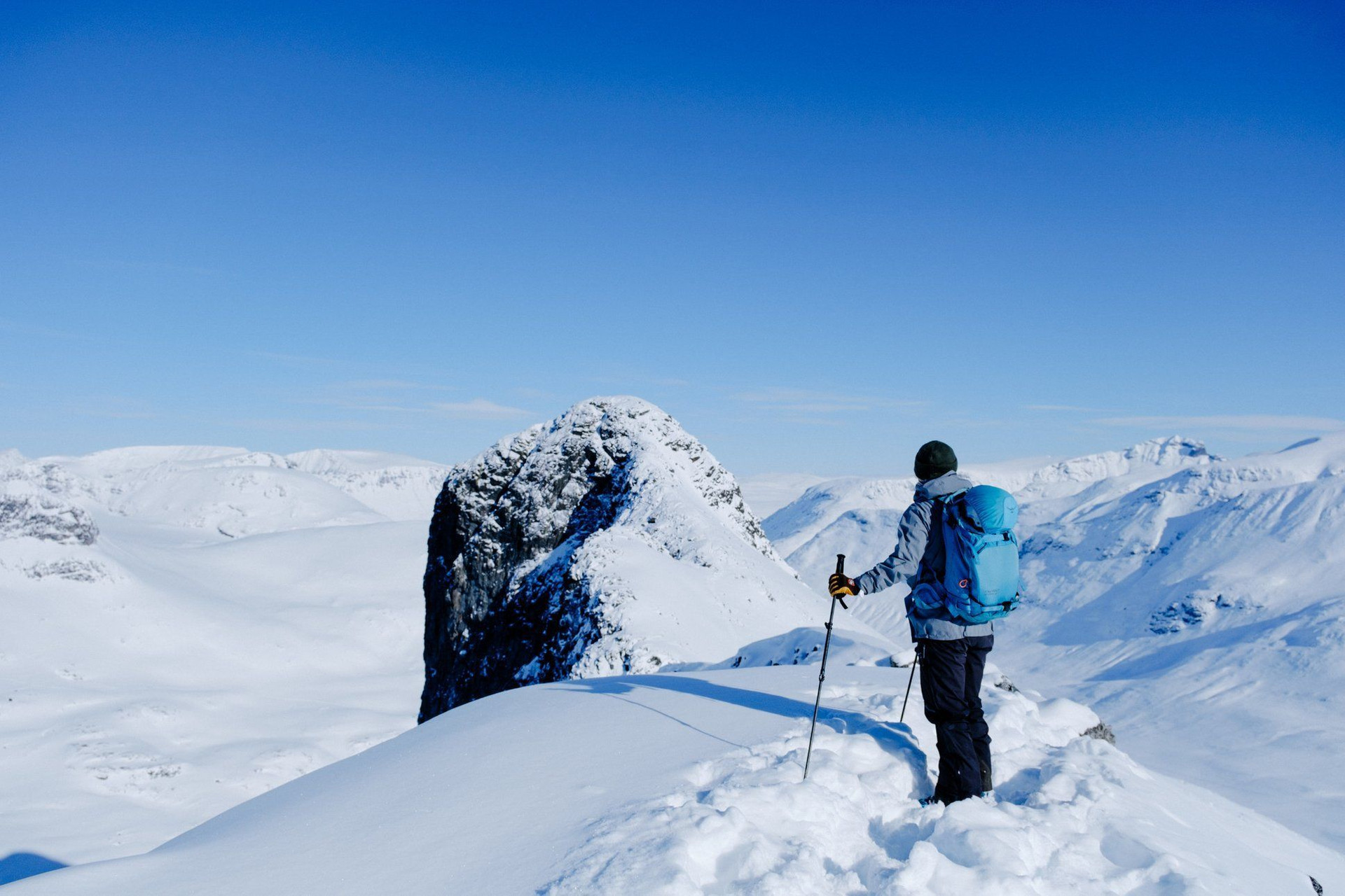 Wanderer auf einem verschneiten Grat - Jotunheimen - Norwegen