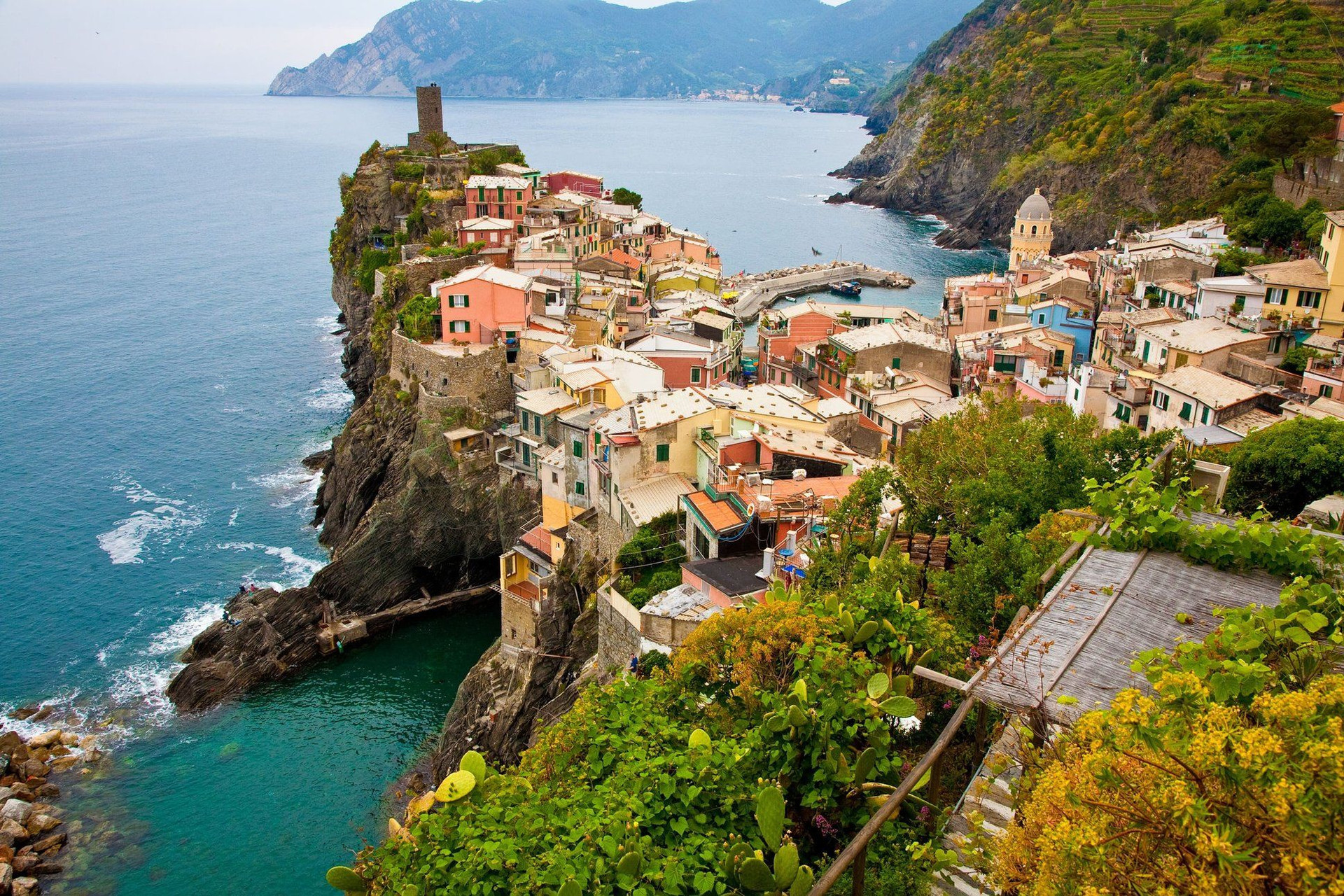 Bergdorf Vernazza an der Küste - Cinque Terre - Italien