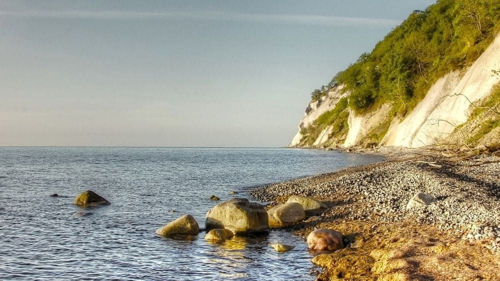 Kreidefelsen und Kiesstrand auf der Insel Møn - Dänemark