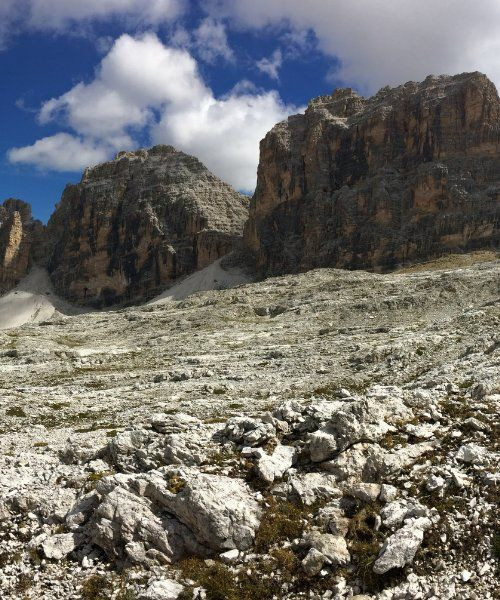 Kalksteingipfel über Geröll nahe Lagazuoi - Dolomiten - Italien