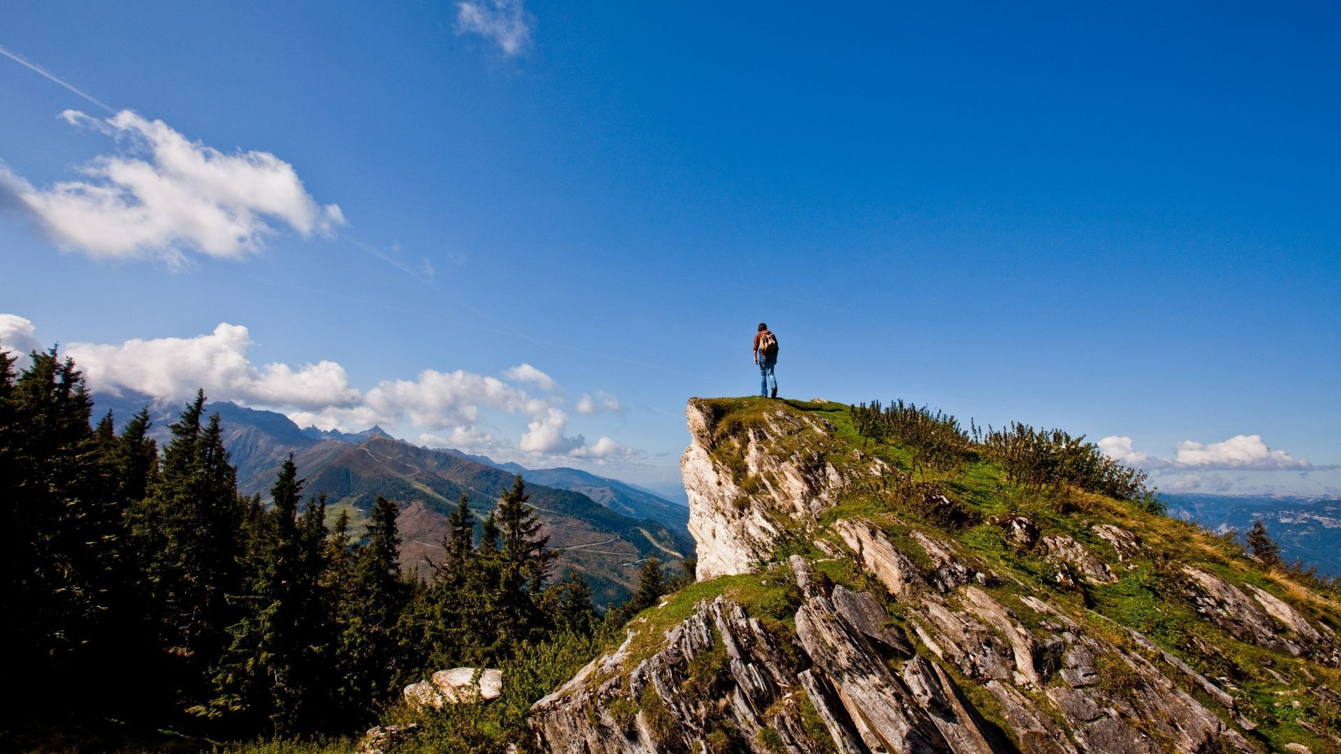 Allein wandernder Bergsteiger auf einem Grat - Alpen - Österreich