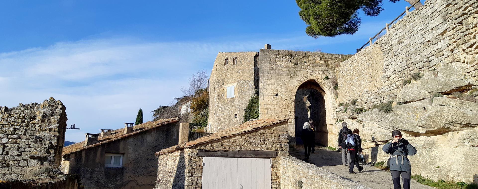 Stadtmauern eines Luberon-Dorfs im Winter - Provence - Frankreich