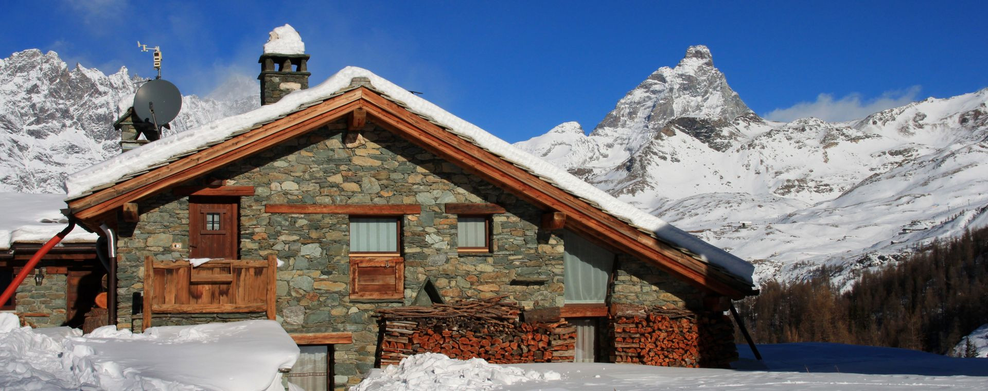 Verschneites Chalet mit Blick auf das Matterhorn - Aostatal - Italien