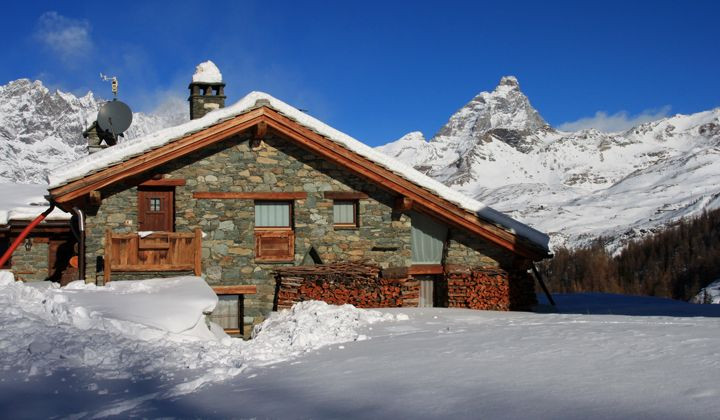 Steinchalet im Schnee unterhalb des Matterhorns - Cheneil - Aostatal - Italien