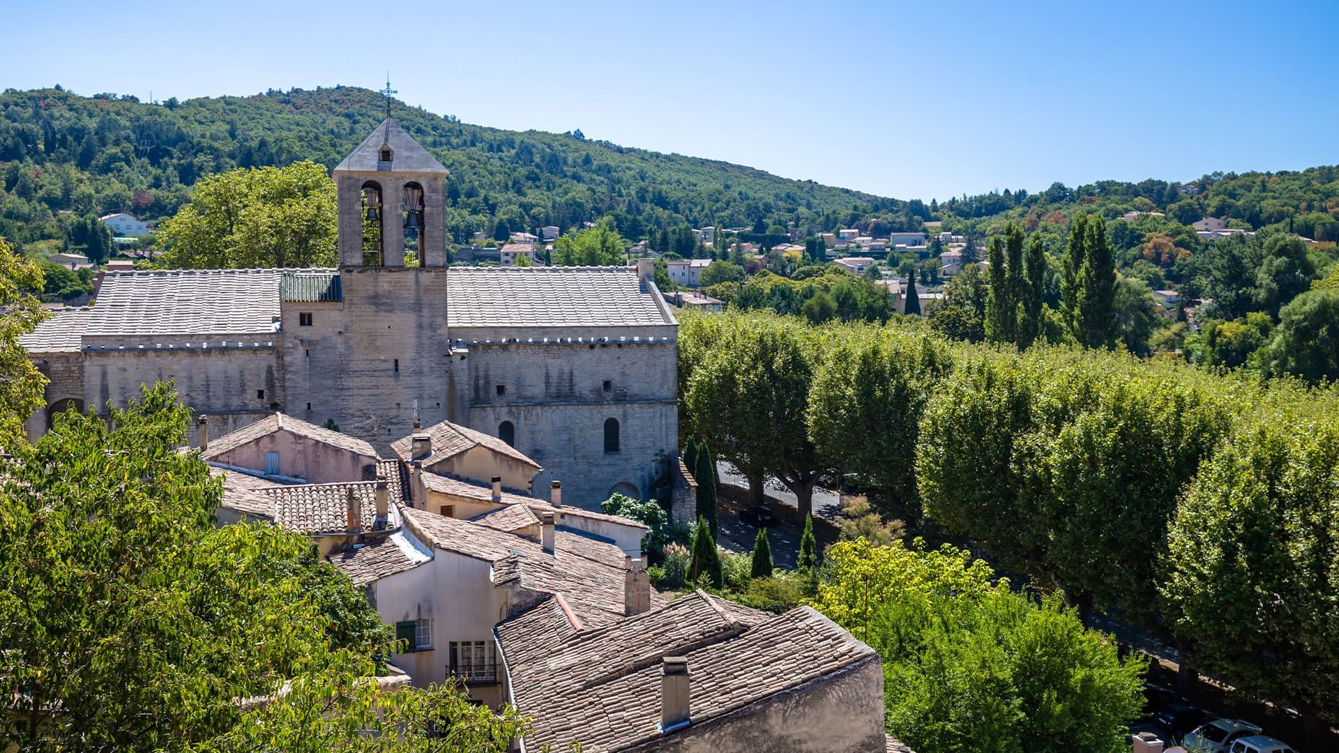 Kirche und Dächer des Dorfes Malaucène - Vaucluse - Provence - Frankreich
