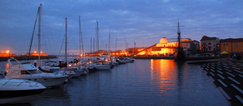 Yachthafen von Vila do Conde in der Abenddämmerung - Portugal