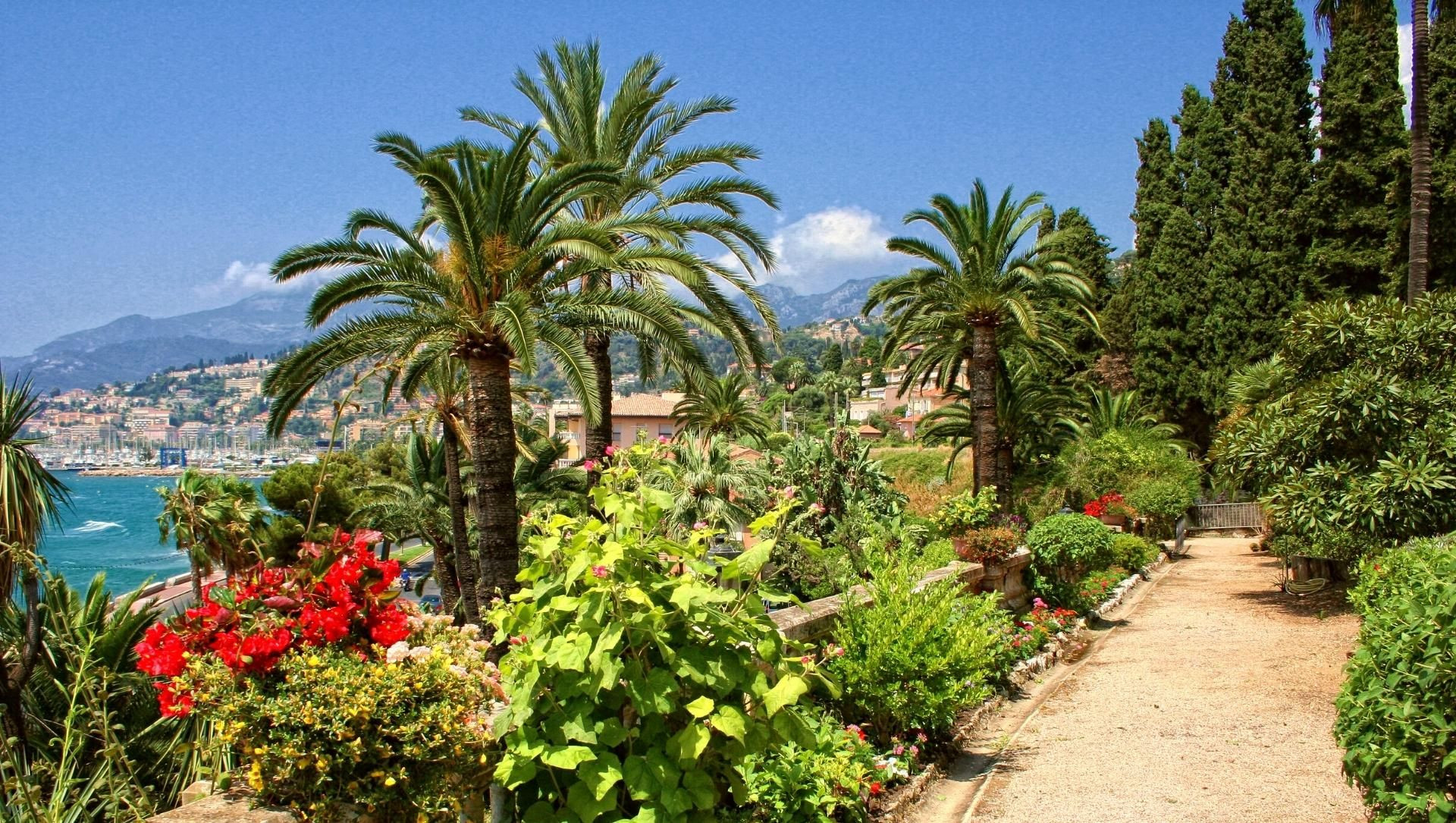 Garten und Palmen über der Bucht von Menton - Côte d’Azur - Frankreich