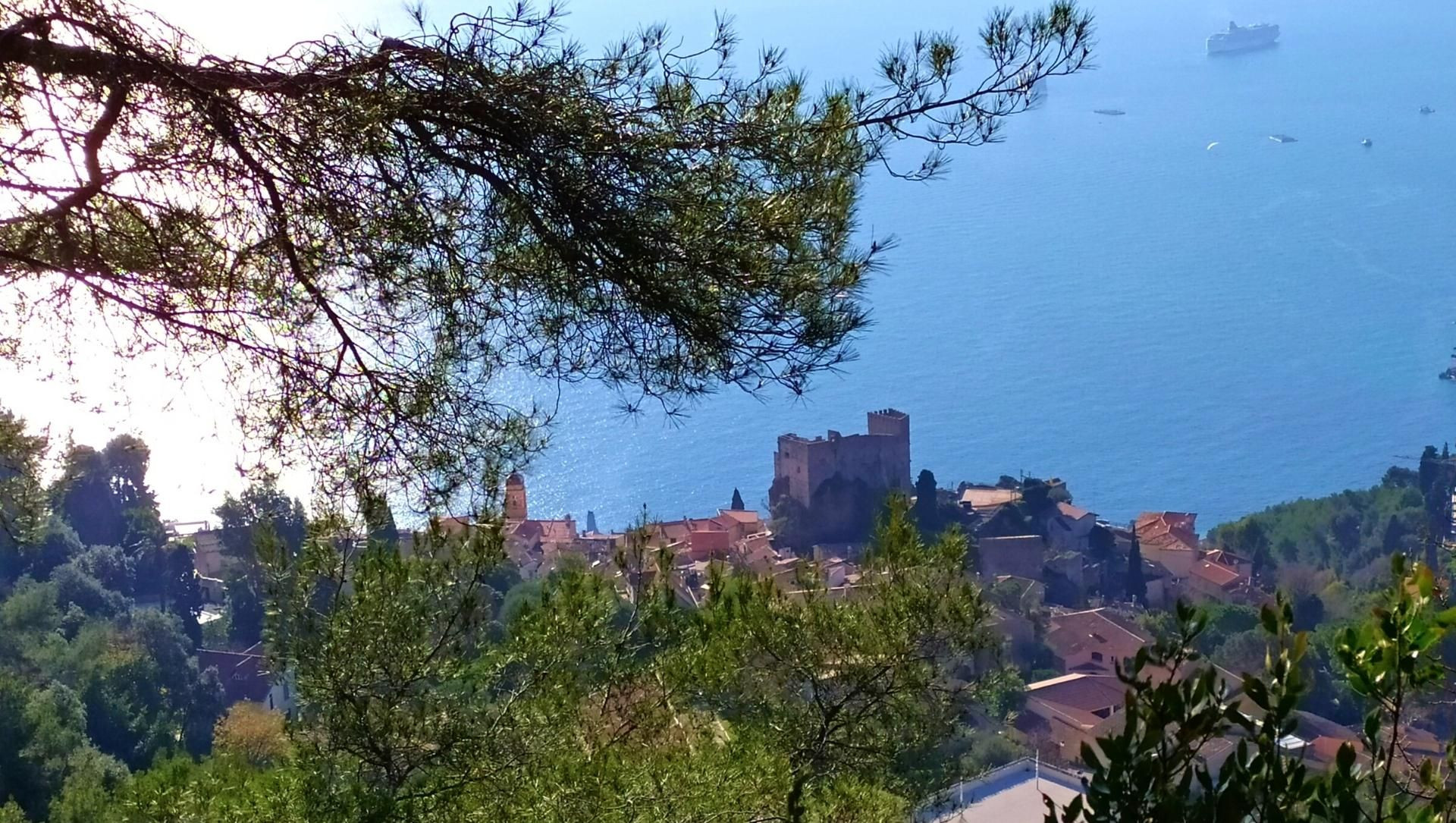 Blick von den Höhen auf das Meer und die Dächer - Menton - Frankreich