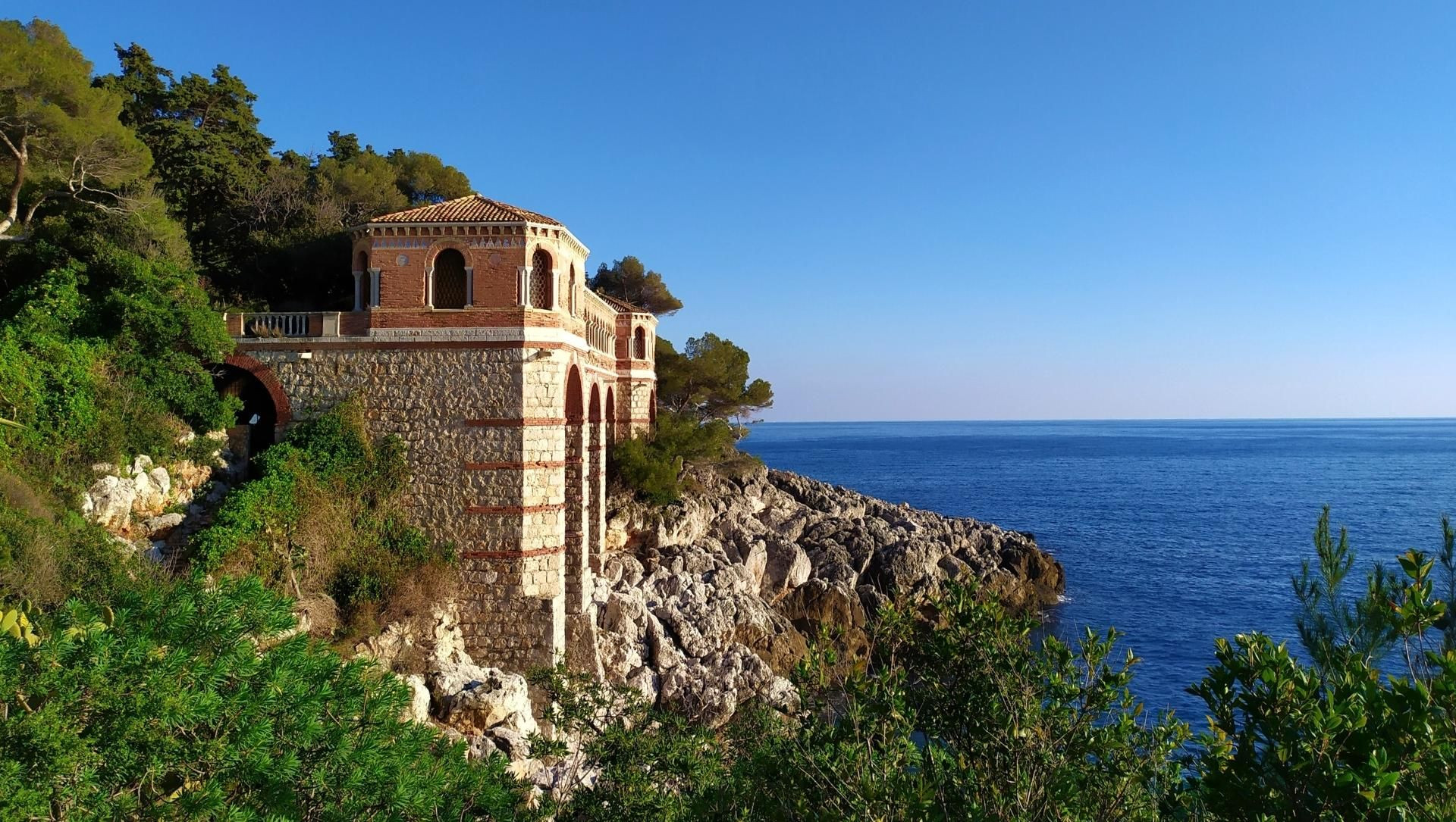 Villa über dem Meer an der Felsküste - Menton - Côte d’Azur