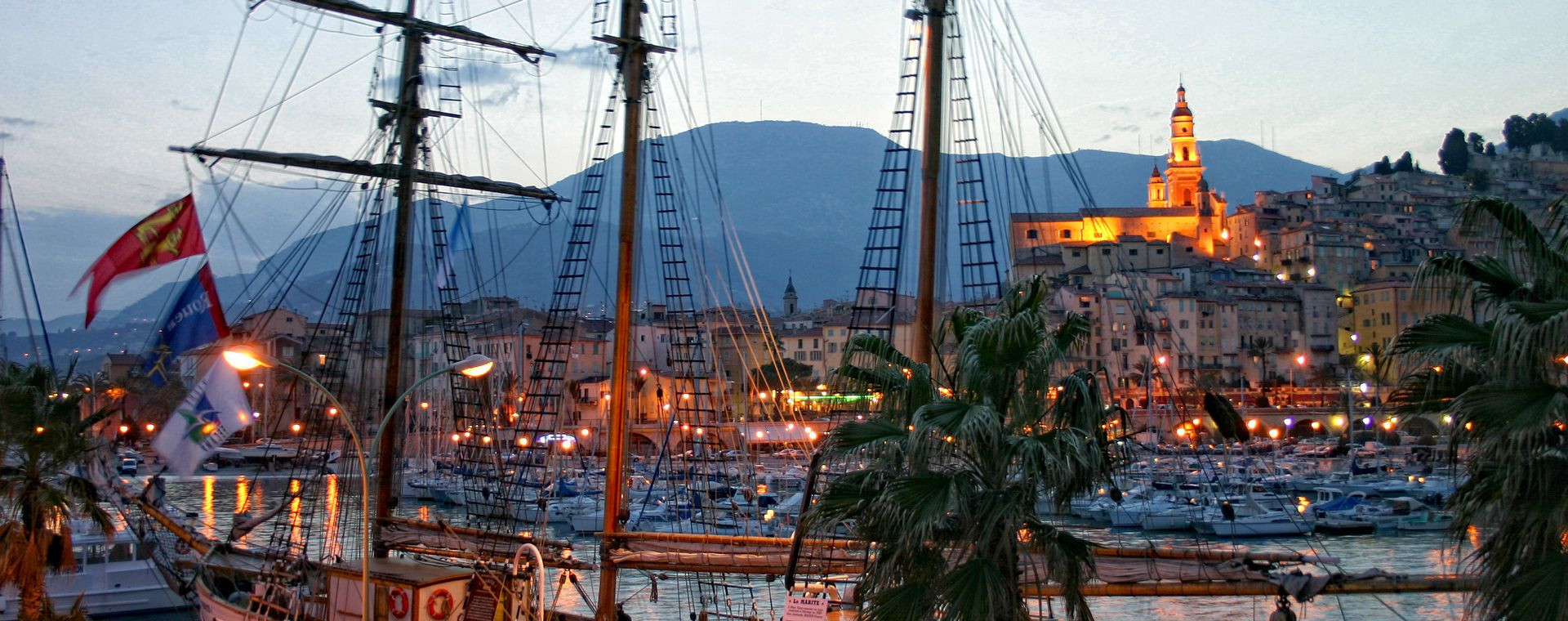 Hafen und Altstadt von Menton in der Abenddämmerung - Frankreich