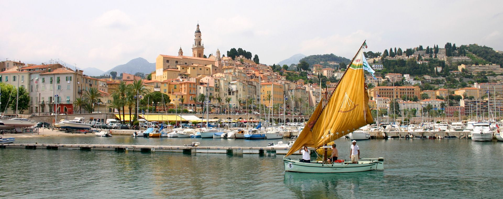 Altstadt und Hafen von Menton - Côte d'Azur - Frankreich