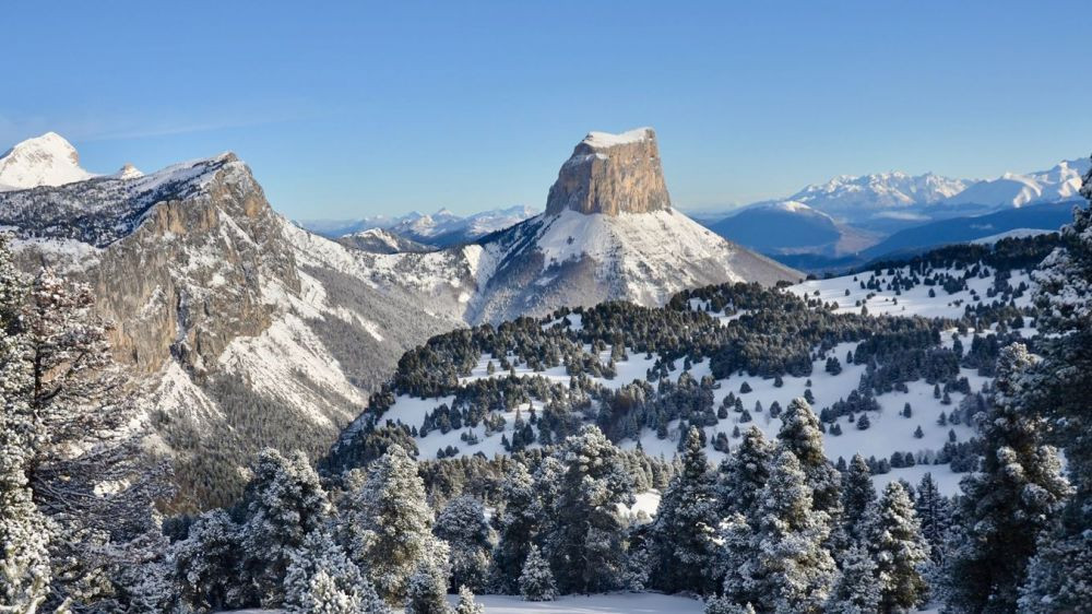 Verschneiter Mont Aiguille im Winter - Vercors-Massiv - Frankreich