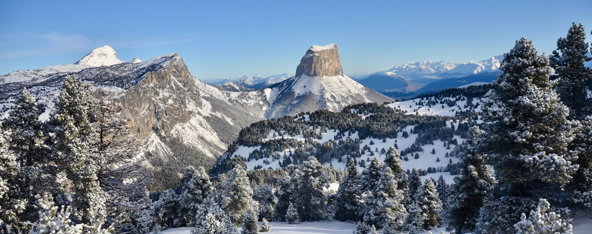 Mont Aiguille und verschneite Wälder im Winter - Vercors - Frankreich