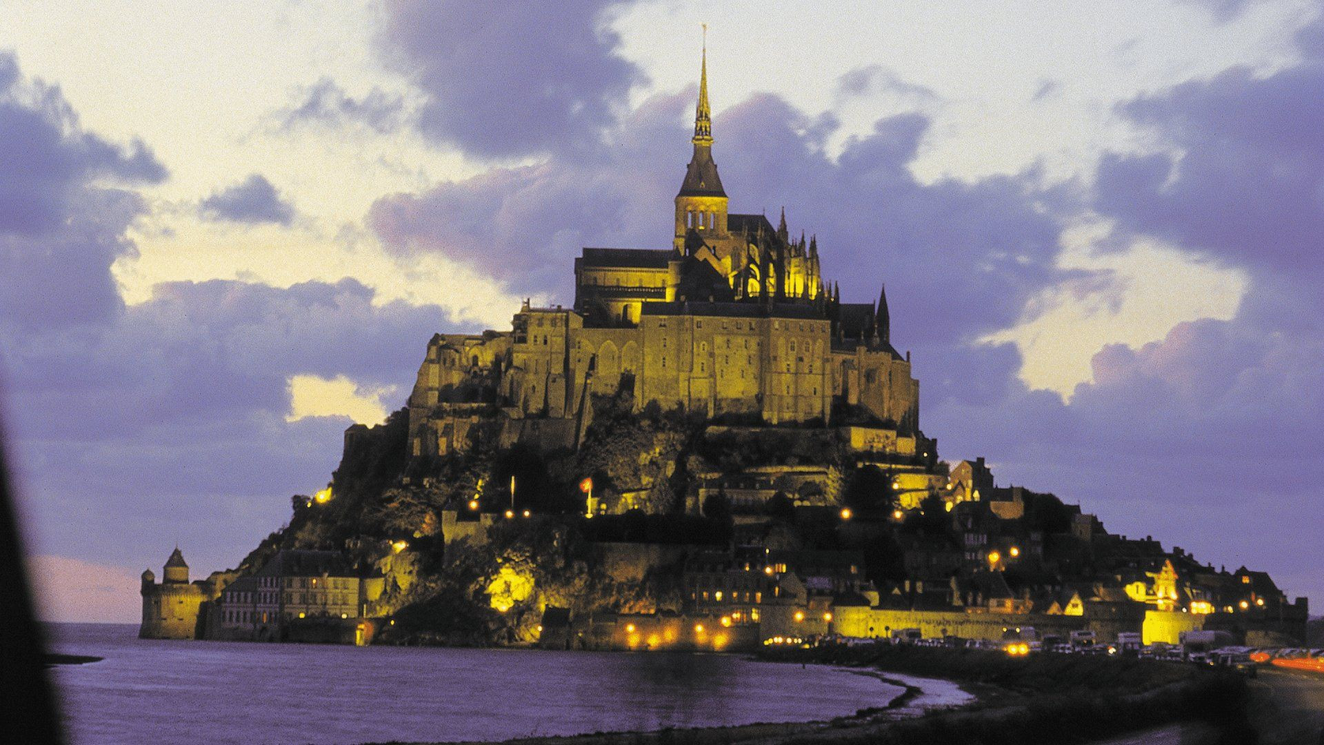 Mont-Saint-Michel illuminé au crépuscule - Normandie - France