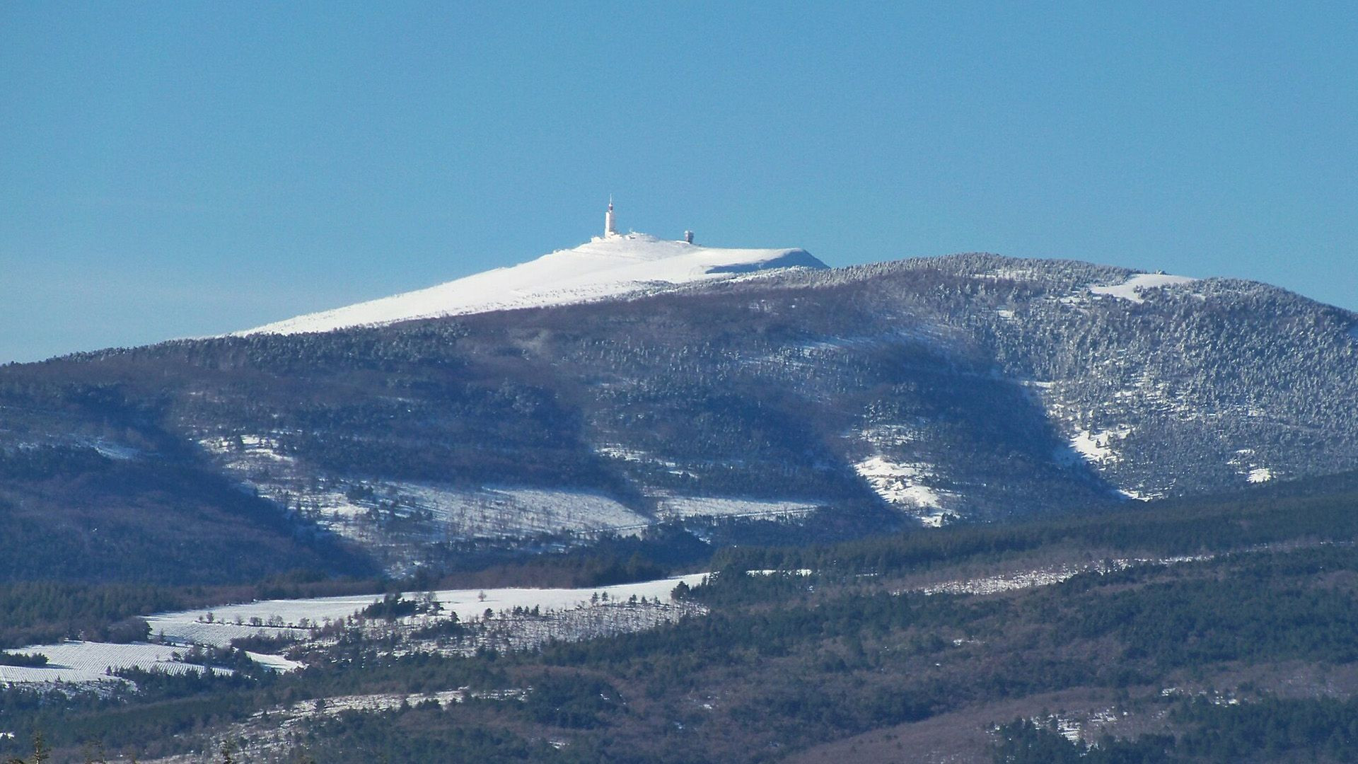 Verschneiter Gipfel des Mont Ventoux im Winter - Provence - Frankreich