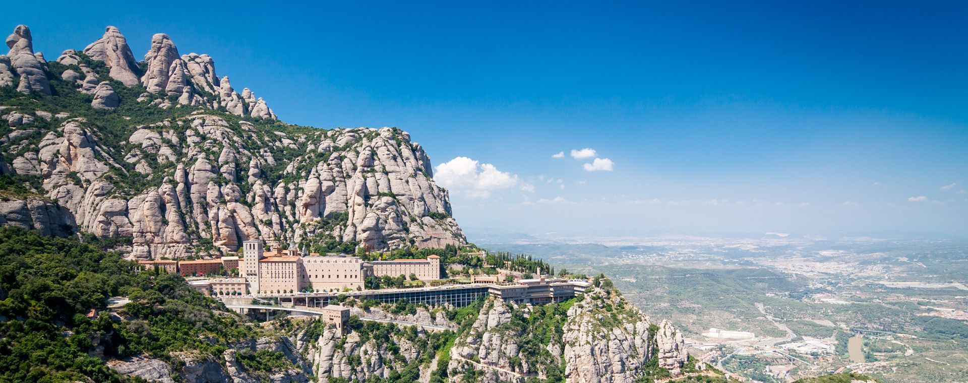 Kloster Montserrat in seiner Berglandschaft - Katalonien - Spanien