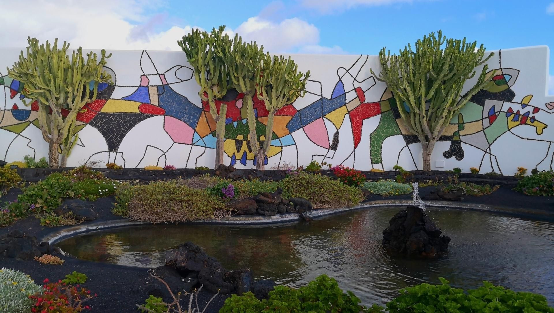 © Jean-Claude Praire Mosaikfresko und Wasserbecken der César-Manrique-Stiftung - Lanzarote - Kanarische Inseln